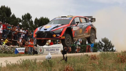 Ott Tanak in volo su Hyundai (foto @rallyitaliasardegna)