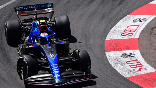 Nicholas Latifi in azione con la Williams. AFP