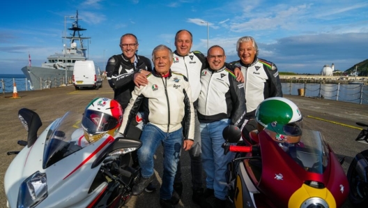 Da sinistra: Stefano Domenicali, Giacomo Agostini, Gerhard Berger, il re del Bahrain Hamad bin Isa Al Khalifa e Paolo Campinoti