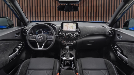 L'abitacolo di Nissan Juke Hybrid