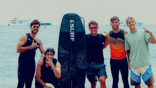 Pierre Gasly, 26 anni, e Fabio Quartararo, 23 (i primi due a destra) si sono dedicati al surf (foto @norman_nato)