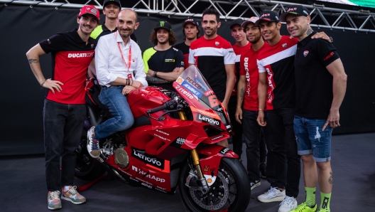 Da sinistra:  Bagnaia, Marini, Domenicali, Bezzecchi, Bulega, Pirro, Bayliss, Bastianini, Rinaldi, Bautista