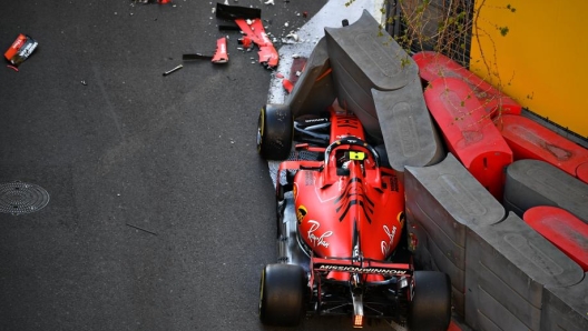 Altra immagine storica: La Ferrari di Leclerc schiantata al torrione nel 2019