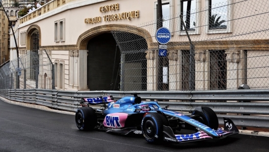 La monoposto Alpine A522 guidata da Fernando Alonso a Montecarlo nel 2022