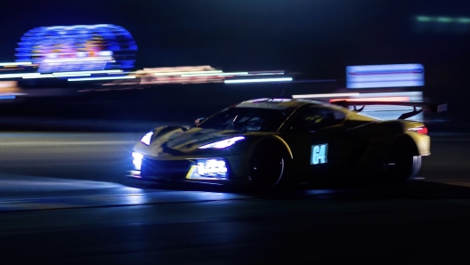 Una Chevrolet Corvette C.8 R nella notte a Le Mans. Fia Wec/H. Parvin