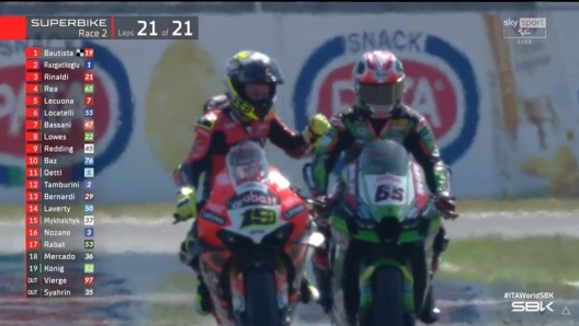 Bautista e Rea si salutano dopo l'arrivo di gara 2 a Misano