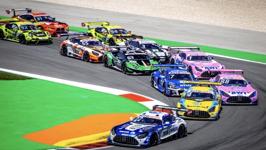 Mercedes-Amg, Audi, Bmw in testa al gruppo durante una delle partenze del campionato 2022. Dtm