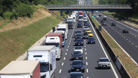 E' rimasto illeso il conducente della Citroen C3 che  stato schiacciato da un tir contro il new jersey tra i caselli di Cassino e Pontecorvo. 24 maggio 2022. ANSA/Antonio Nardelli