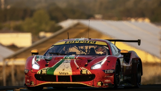 Una Ferrari 488 Gte, derivata dalla serie: la nuova Hypercar ibrida a trazione integrale, invece, è un prototipo sviluppato per le corse