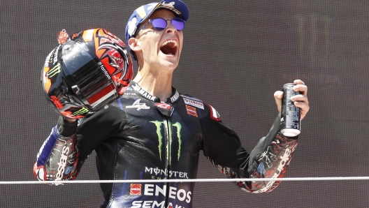 epa09997136 French MotoGP rider Fabio Quartararo of Monster Energy Yamaha MotoGP team celebrates on the podium after winning the Grand Prix of Catalonia race at Circuit de Barcelona-Catalunya track, in Montmelo, Barcelona, northeastern Spain, 05 June 2022.  EPA/Enric Fontcuberta