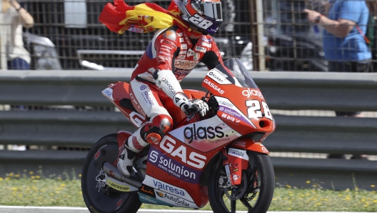 epa09920041 Spanish rider Izan Guevara of Aspar Team celebrates after winning the Moto3 race of the Motorcyling Grand Prix of Spain at Angel Nieto racetrack in Jerez de la Frontera, Spain, 01 May 2022.  EPA/ROMAN RIOS