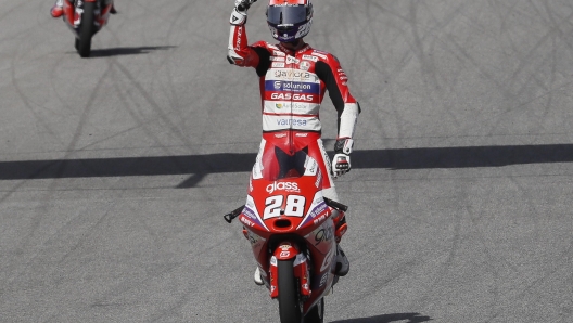 epa09920038 Spanish rider Izan Guevara (C) of Aspar Team celebrates after winning the Moto3 race of the Motorcyling Grand Prix of Spain at Angel Nieto racetrack in Jerez de la Frontera, Spain, 01 May 2022.  EPA/JOSE MANUEL VIDAL