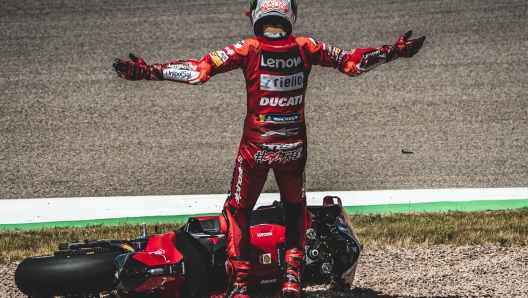 Francesco Bagnaia si dispera dopo la caduta Campionato del Mondo MotoGP 2022 MotoGP Germania Sachsenring, 19/06/2022 Foto : Alessandro Giberti / Ciamillo Castoria