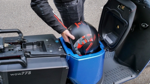 Nel sottosella ci stanno un casco jet e alcuni oggetti