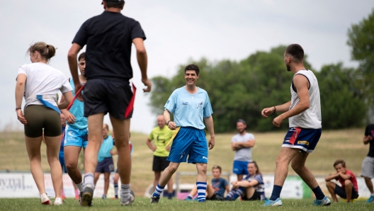 Les "Republicains" (LR) Incumbent MP and candidate for the parliamentary elections in the 1st constituency of the Lot Aurelien Pradie takes part in a rugby game during a campaign visit in Castelnau-Montratier, southwestern France, on June 4, 2022. - In the Lot, Aurélien Pradié and his two rivals of a divided left wing are beating the campaign in vintage cars, a few days before the first round of the legislative elections with an uncertain outcome. Citroën van, 4L, 2CV: the voters of the first district of the Lot see these three rather young candidates parading on board of vehicles smelling good the XXth century. (Photo by Matthieu RONDEL / AFP)