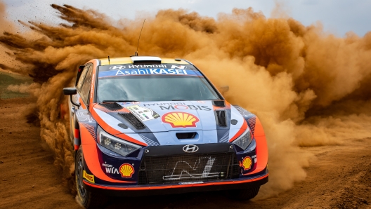 Tanak impegnato sugli sterrati africani. Hyundai Motorsport