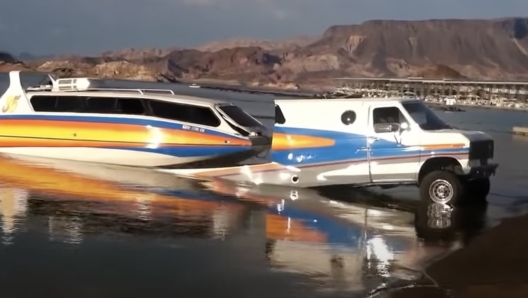 Lo speciale mezzo noto come "Boaterhome", basato su un Van prodotto da Ford negli anni Ottanta