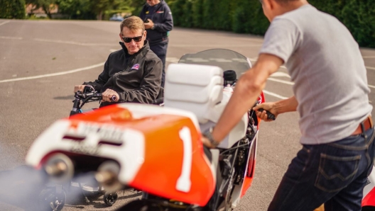 Rainey fissa la sua Yamaha (foto @fosgoodwood)