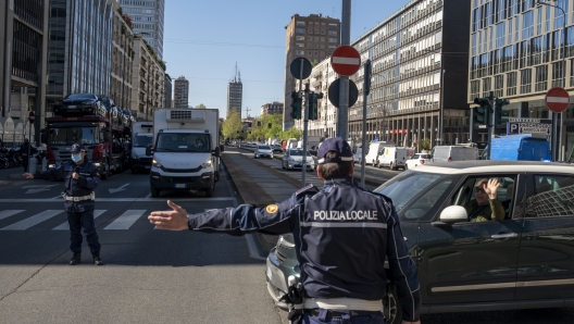 MILANO PROTESTA DEGLI AMBULANTI   I FURGONI E I CAMIONCINI DEI MANIFESTANTI BLOCCANO LA CIRCOLAZIONE DEL TRAFFICO IN ZONA STAZIONE CENTRALE POLIZIA LOCALE - MILANO, GLI AMBULANTI BLOCCANO LA CIRCOLAZIONE CON I FURGONI PER PROTESTA - fotografo: CREMONESI IMAGOECONOMICA