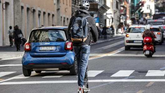 Persona su monopattino, Roma, 15 Novembre 2021. ANSA/GIUSEPPE LAMI