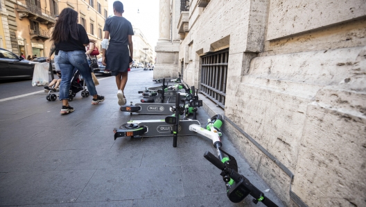 Monopattini elettrici parcheggiati sul marciapiede di via del Corso, Roma, 4 agosto 2020 ANSA/MASSIMO PERCOSSI