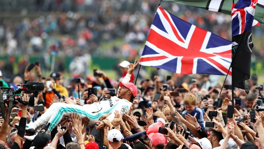 Lewis Hamilton idolo di casa a Silverstone