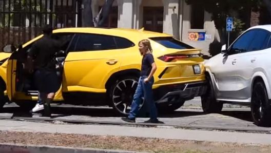 La Lamborghini Urus "appoggiata" contro la Bmw X6