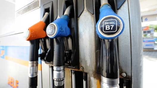 DISTRUBUTORE DI BENZINA   PROSEGUE LA SALITA DEI PREZZO CARBURANTE - Carburanti, sconto benzina di 30 centesimi fino al 2 agosto-FOTO ARCHIVIO - fotografo: IMAGOECONOMICA