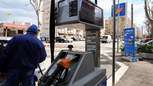 CARO BENZINA NUOVI RINCARI COSTO CARBURANTE STAZIONE DI SERVIZIO AUMENTO COSTI - Carburanti, sconto benzina di 30 centesimi fino al 2 agosto-FOTO ARCHIVIO - fotografo: IMAGOECONOMICA