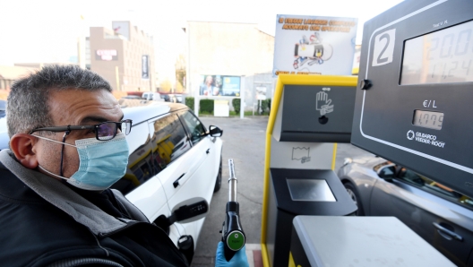 Un persona osserva il prezzo aggiornato del carburante prima di fare benzina in in un distributore dopo l'applicazione del taglio delle accise previsto dai due provvedimenti pubblicati in Gazzetta, Milano, 22 marzo 2022. La riduzione Ã¨ ari a 25 centesimi per benzina e diesel, vale 25 centesimi, a cui aggiungere l'Iva al 22%. In totale lo sconto al consumo sui prezzi dei due carburanti ammonta dunque a 30,5 centesimi. ANSA/DANIEL DAL ZENNARO