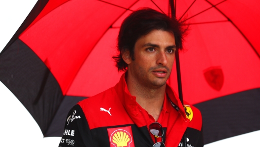 Carlos Sainz nel paddock di Silverstone. Getty