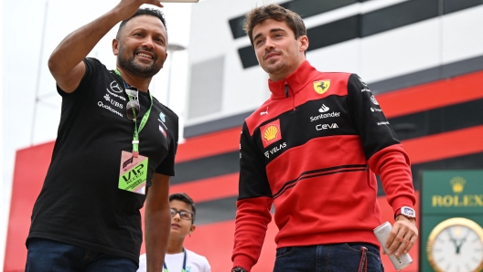 Selfie nel paddock di Silverstone per Charles Leclerc