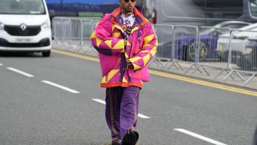 Lewis Hamilton all'arrivo al paddock