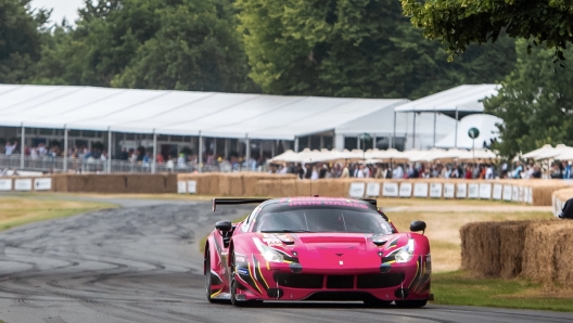 La Ferrari 488 Gte dell'equipaggio femminile Iron Dames a Goodwood 2022