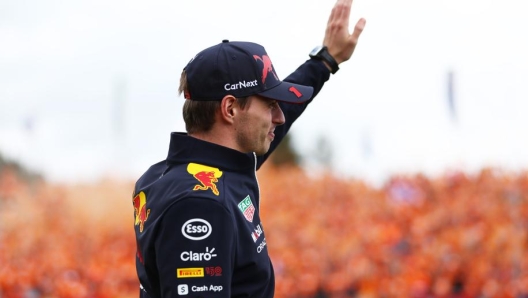 Max Verstappen saluta l'Orange Army