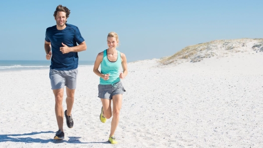 Corsa in vacanza sulla spiaggia