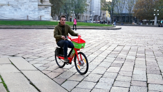 Milano, Biciclette elettriche con il car sharing BikeMi e Lime (Milano - 2021-11-18, DUILIO PIAGGESI) p.s. la foto e' utilizzabile nel rispetto del contesto in cui e' stata scattata, e senza intento diffamatorio del decoro delle persone rappresentate