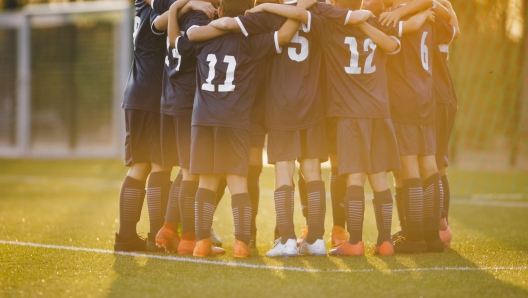 Bambini che giocano a calcio