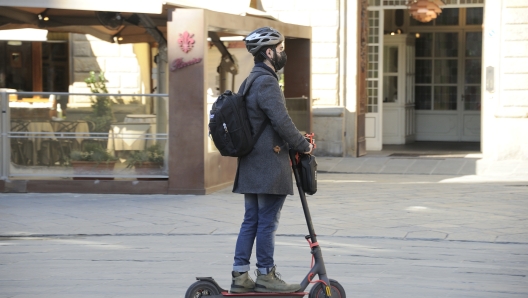 I FIORENTINI CON LA MASCHERINA IN PIAZZA DELLA SIGNORIA PERSONA PERSONE INDOSSANO LE MASCHERINE MONOPATTINO MONOPATTINI ELETTRICO ELETTRICI - Monopattini fuori dai centri abitati possono circolare solo su piste ciclabili o spazi riservati alle biciclette-foto archivio - fotografo: IMAGOECONOMICA