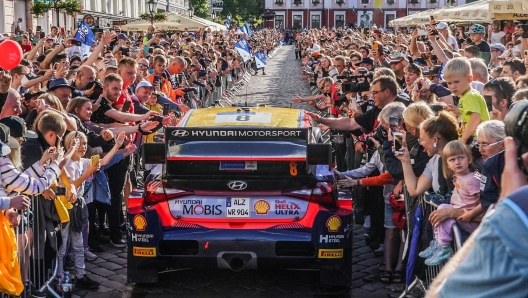 L'incredibile accoglienza riservata a Ott Tanak da parte del pubblico di casa in occasione della cerimonia d'apertura del Rally Estonia