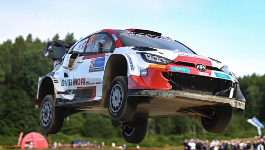 Elfyn Evans sulla GR Yaris seconda dopo nove prove speciali