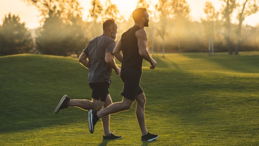 Sportivi nel parco al tramonto