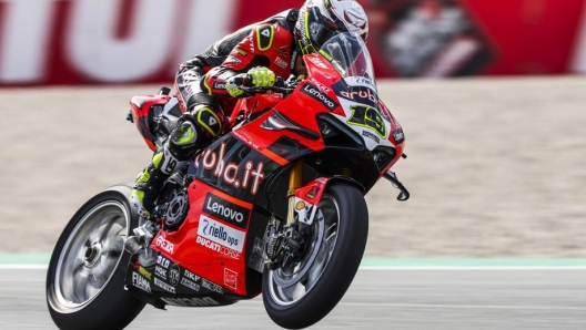 Alvaro Bautista velocissimo in rettilineo con la sua Ducati