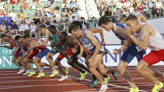 epa10081062 Gold medalist Jake Wightman(C) of Britain and silver medalist Jakob Ingebrigtsen(2-R) of Norway compete on the Men's 1500 Metres final at the World Athletics Championships Oregon22 at Hayward Field in Eugene, Oregon, USA, 19 July 2022.  EPA/Robert Ghement