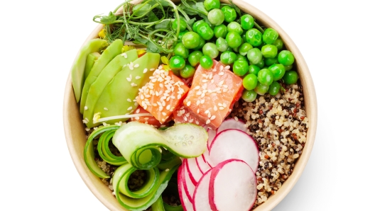 Poke con salmone, avocado, quinoa e cetriolo