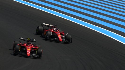 LE CASTELLET, FRANCE - JULY 23: Carlos Sainz of Spain driving (55) the Ferrari F1-75 leads Charles Leclerc of Monaco driving the (16) Ferrari F1-75 during final practice ahead of the F1 Grand Prix of France at Circuit Paul Ricard on July 23, 2022 in Le Castellet, France. (Photo by Dan Mullan/Getty Images)