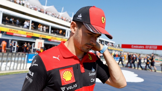 Ferrari's Monegasque driver Charles Leclerc walks in the pit lane after retired from the French Formula One Grand Prix at the Circuit Paul-Ricard in Le Castellet, southern France, on July 24, 2022. (Photo by ERIC GAILLARD / POOL / AFP)