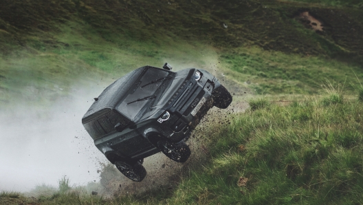 New Defender durante le scene off-road di No time to die