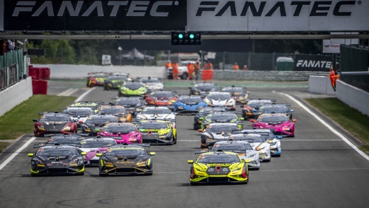 La partenza di gara-1 del monomarca Lamborghini a Spa-Francorchamps