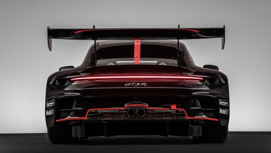 La 911 GT3 R ha un motore da 4,2 litri che eroga 550 Cv